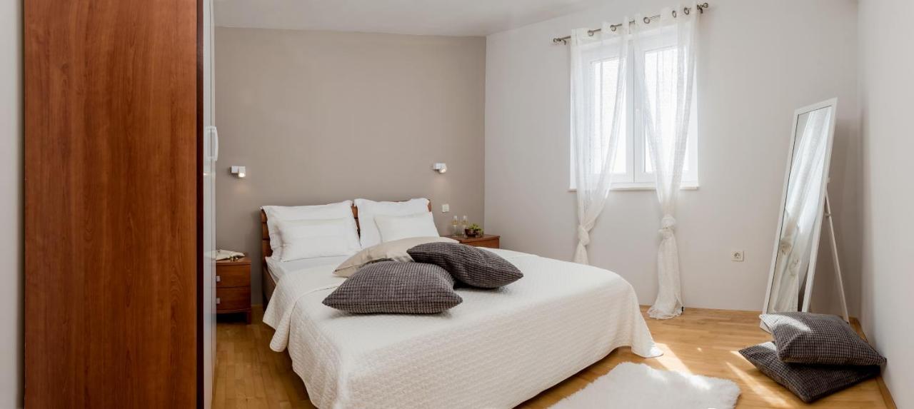 Apartments And Rooms With Parking Space Rogoznica - 10339 المظهر الخارجي الصورة