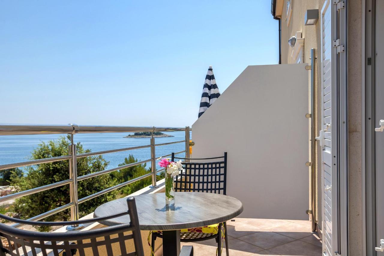 Apartments And Rooms With Parking Space Rogoznica - 10339 المظهر الخارجي الصورة