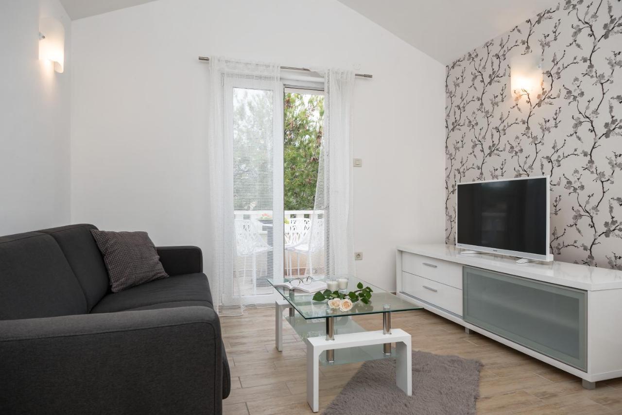 Apartments And Rooms With Parking Space Rogoznica - 10339 المظهر الخارجي الصورة