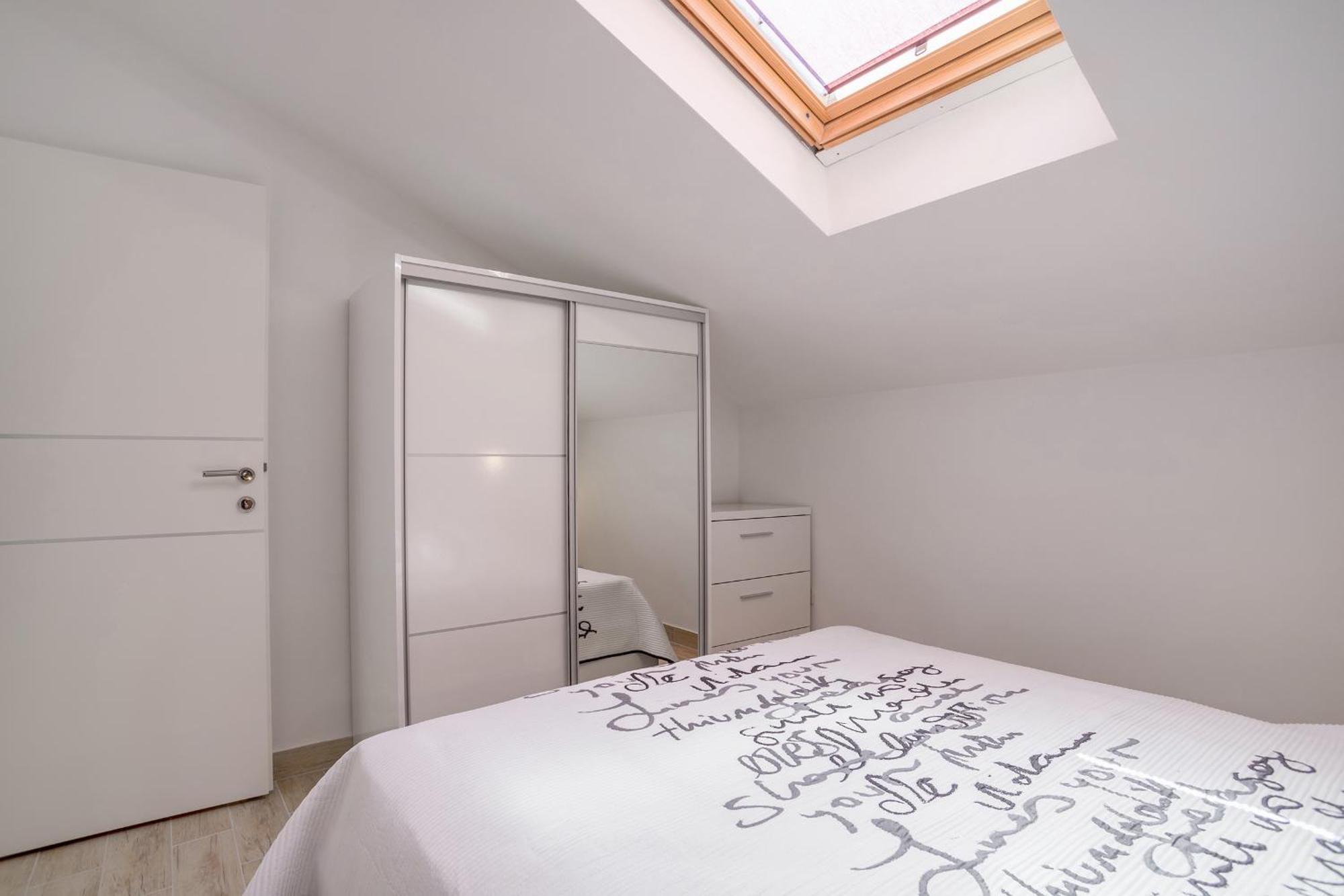 Apartments And Rooms With Parking Space Rogoznica - 10339 الغرفة الصورة