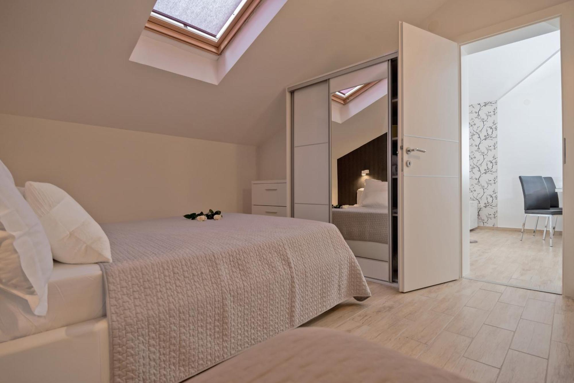 Apartments And Rooms With Parking Space Rogoznica - 10339 الغرفة الصورة