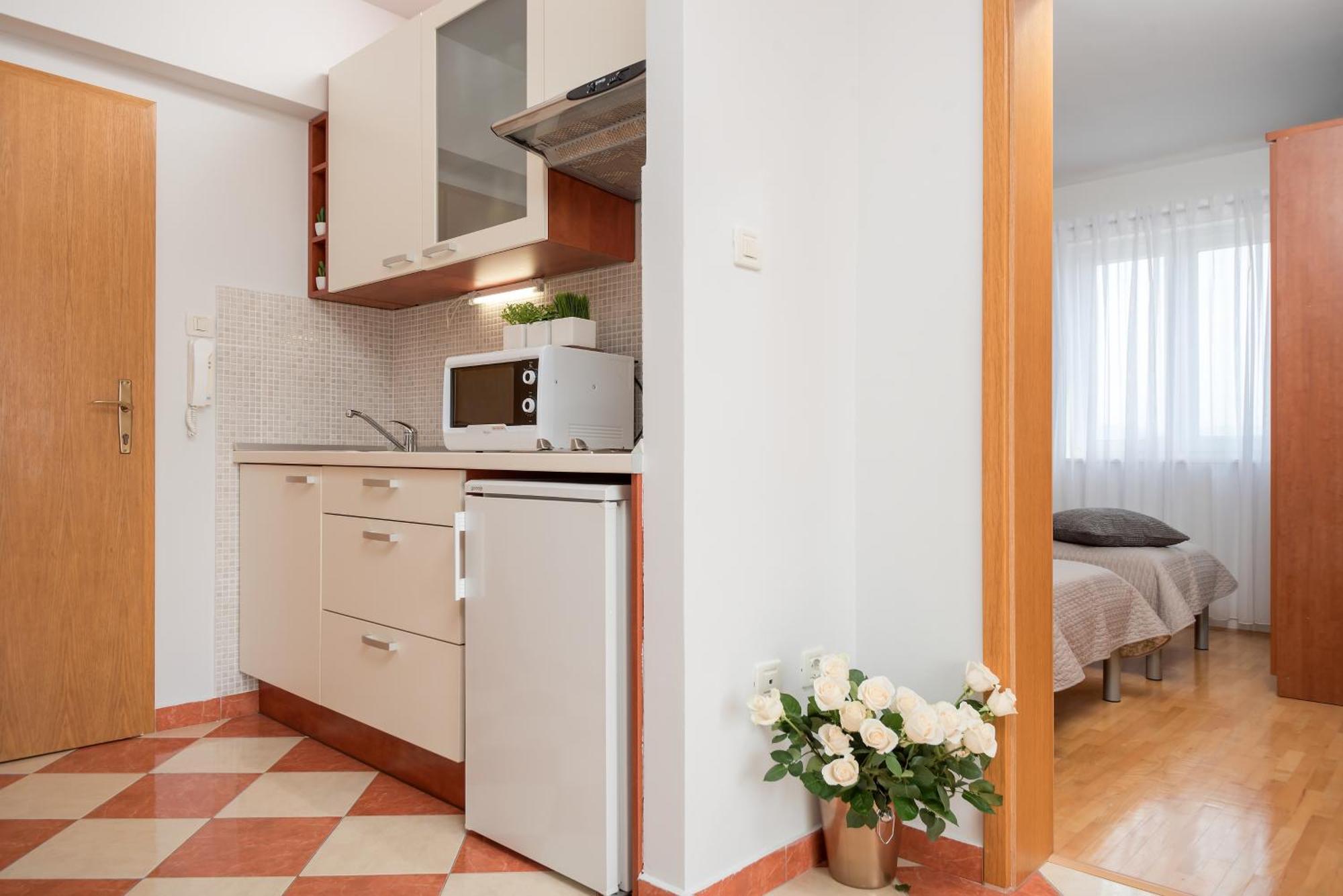 Apartments And Rooms With Parking Space Rogoznica - 10339 الغرفة الصورة