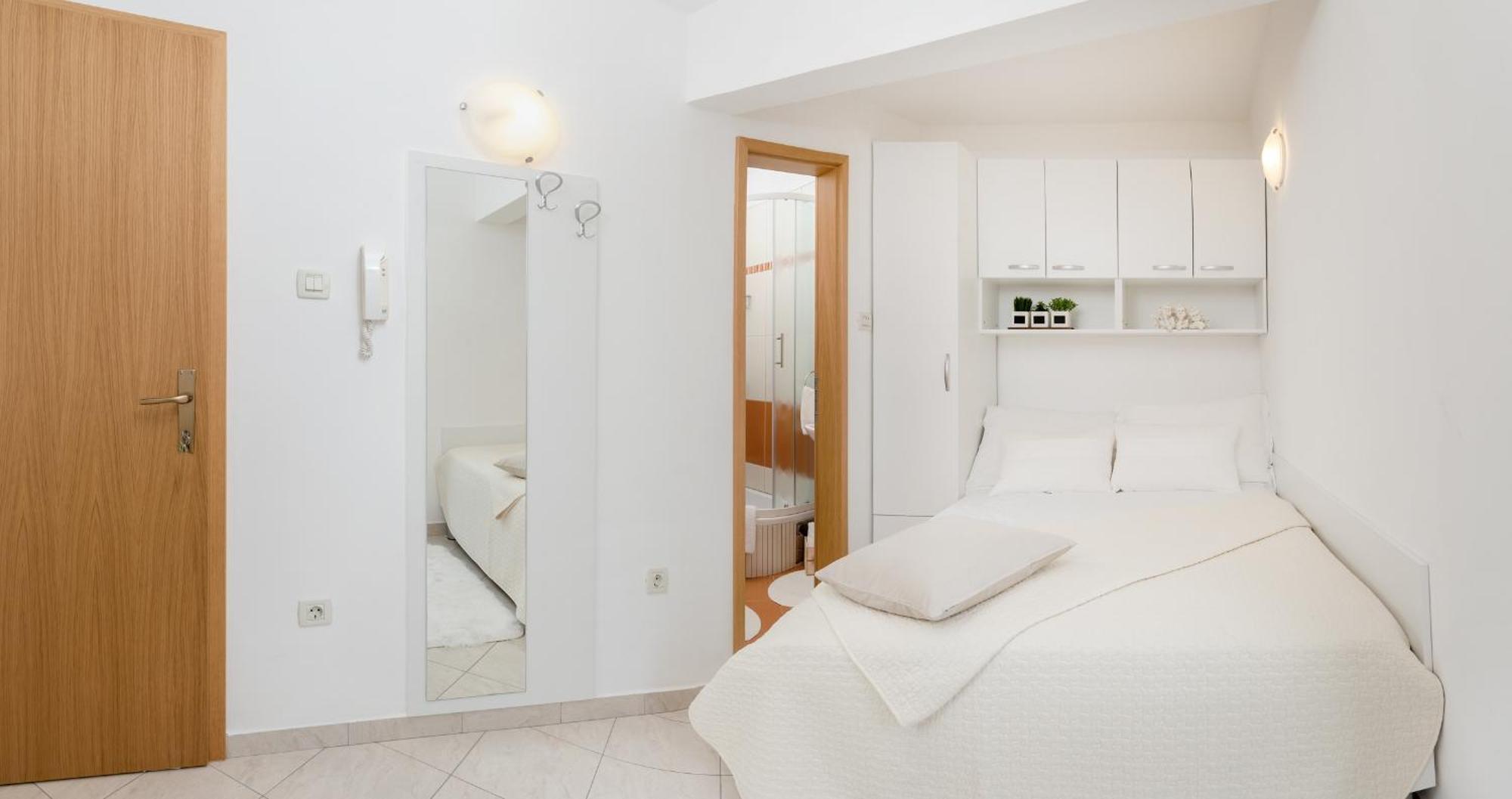 Apartments And Rooms With Parking Space Rogoznica - 10339 الغرفة الصورة