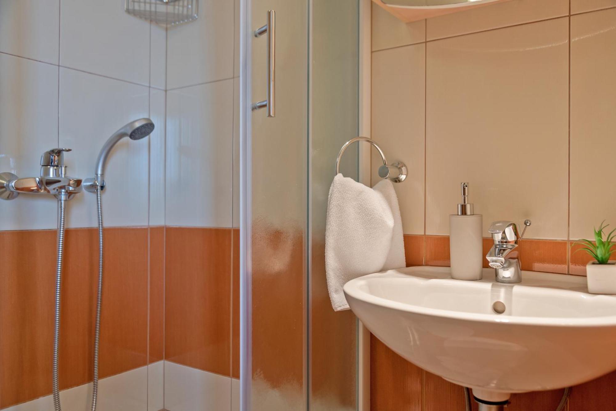 Apartments And Rooms With Parking Space Rogoznica - 10339 الغرفة الصورة